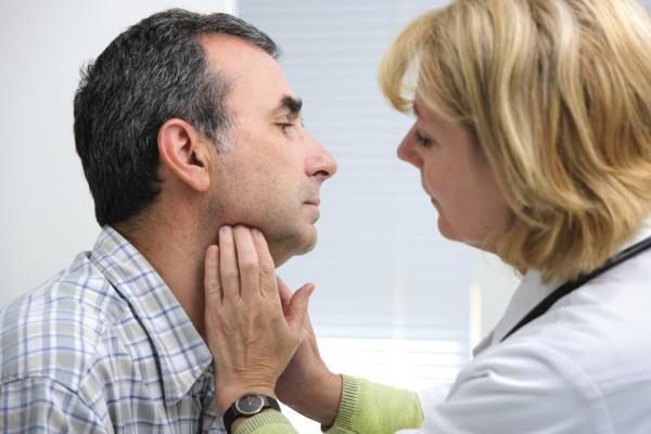 Чтобы вовремя выявить патологии щитовидки, нужно обратиться к 
 врачу эндокринологу